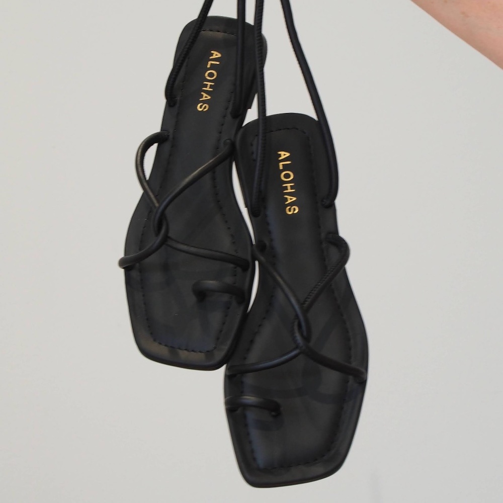 ALOHAS Black Strappy Square-Toe Sandals